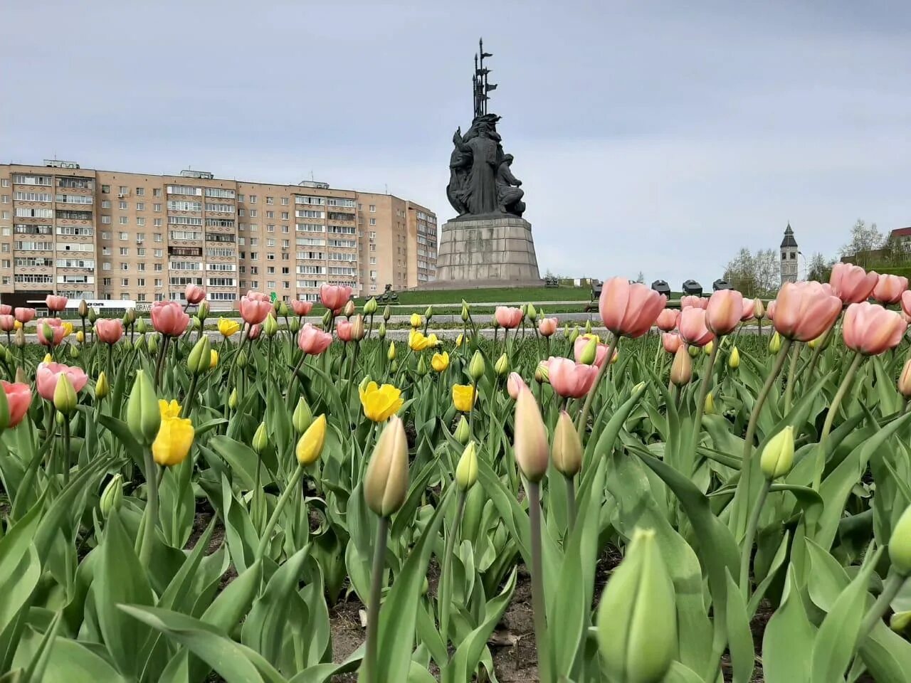 Сургут памятник основателям города. Сургут памятник основателям клумбы. Тюльпаны в городе.