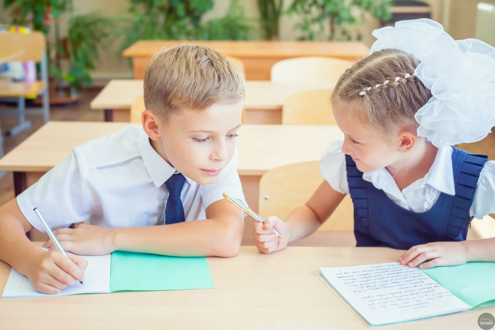 оценка 1 в дневнике. хорошие оценки в дневнике. первоклассники в школе. дневник с оценками. дети в школе 1 класс.