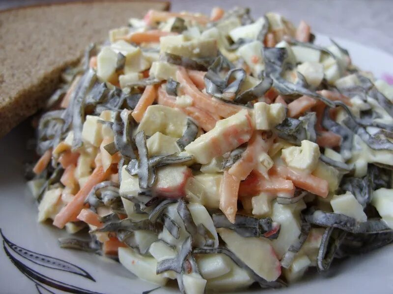 Морской салат с морковкой. Салат с морской капустой и крабовыми палочками. салат с морской капустой и крабовыми палочками и яйцом и кукурузой. салат с морской капустой и крабовыми палочками и кукурузой. салат из морской капусты с крабовыми палочками и яйцом.