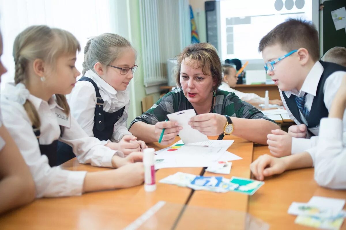 Внеклассные занятия в школе. Классный руководитель в школе. Класс в школе. Внеклассное мероприятие фото. Посещение внеклассного мероприятия