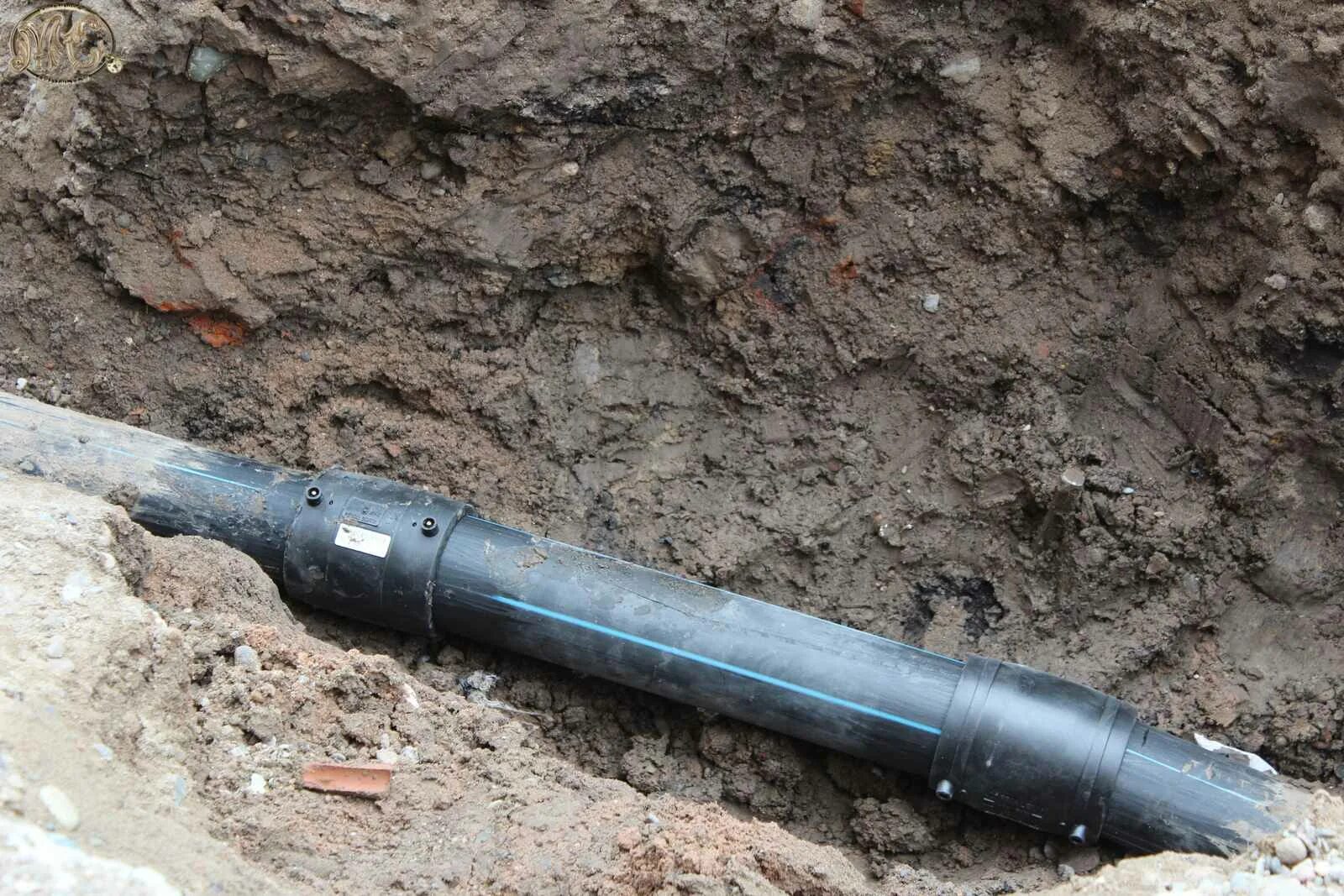 Прорыв водопровода. St 160 пайка пнд труба. Какой бывает брак по пнд трубе фото пластика. Лопнула полиэтиленовая труба. Труба пнд 32 с фильтром чулком для скважины.