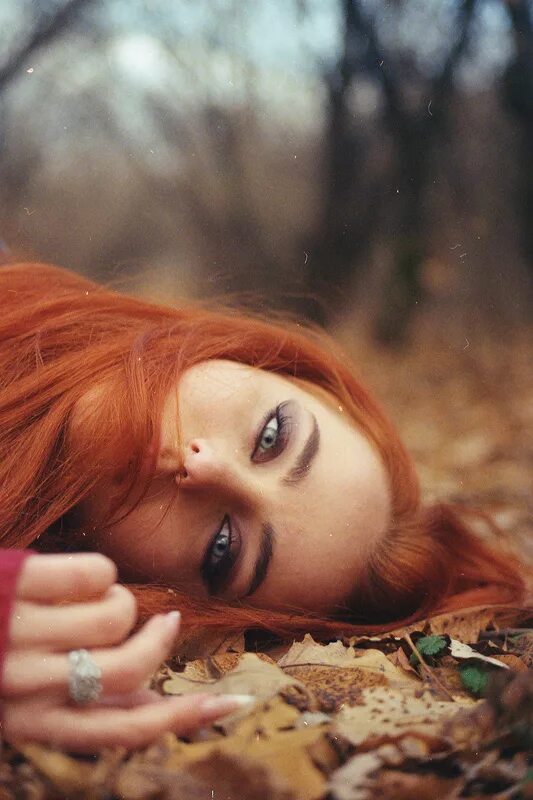 Рыжеволосая катрин кюн. Рыжеволосая женщина. Рыжая девушка со снарядом. Рыжеволосая катрин кюн. Рыжеволосая катрин кюн.