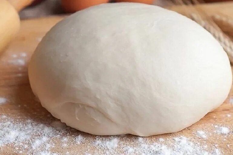 Как замесить пельменное. Пельменное тесто. Тесто для вареников. Замес теста на пельмени. Тесто на пельмешки.