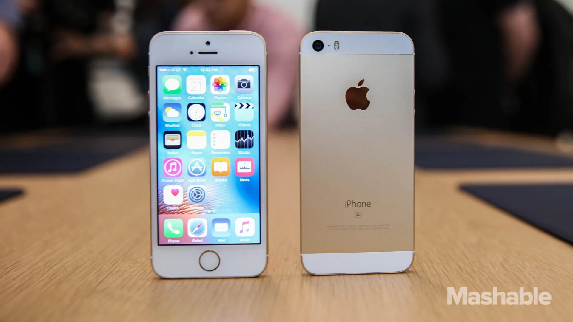 Apple se gold. Iphone 5se. Айфон se золотой. Айфон се золотой.