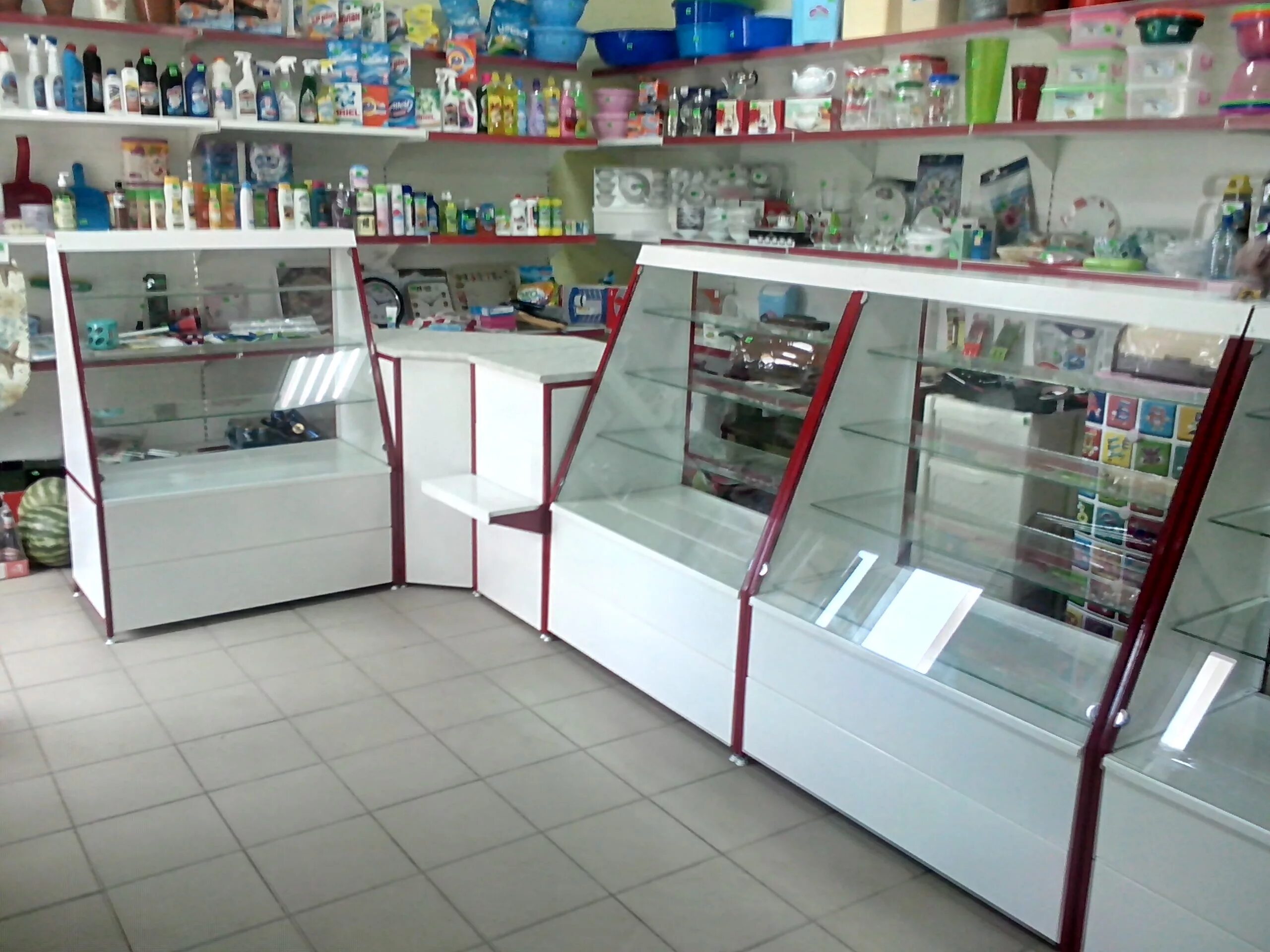 Стеллажи для хозтоваров. Витрина хозяйственного магазина. Витрина хозяйственного магазина. Витрина магазина. Стеллажи для хозтоваров.
