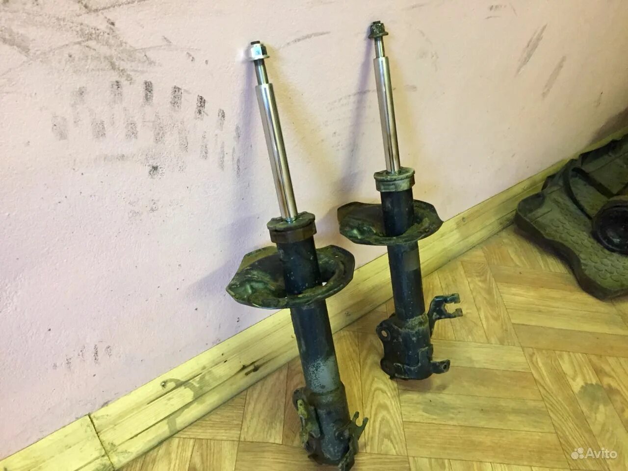 Передняя стойка ниссан альмера н16. Передние стойки ниссан альмера классик b10 2006. Задняя стойка ниссан альмера классик b10. Опорный подшипник nissan almera g15. Стойка амортизатора передняя ниссан альмера классик.