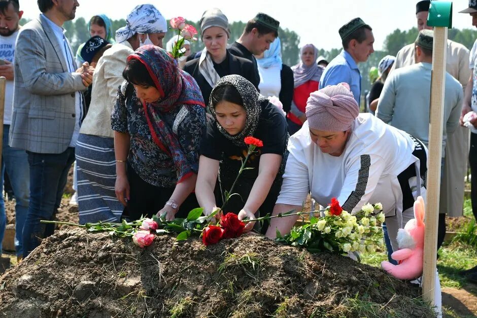 Похороны детей Ичалковский район. Похороны погибших учеников гимназии №175. Казань простилась с жертвами стрельбы в школе.