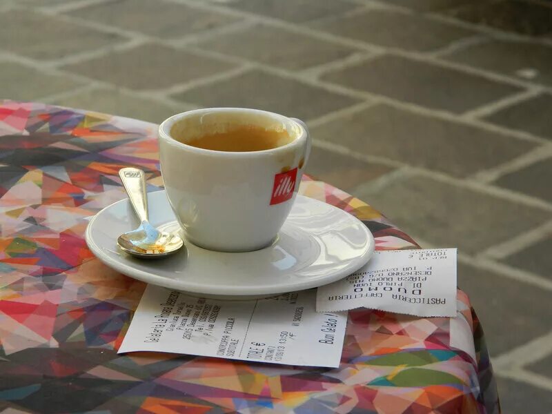 Подвешенный кофе. Подвешенная чашка кофе. Подвешенный кофе Италия. Кофе в Неаполе начала.