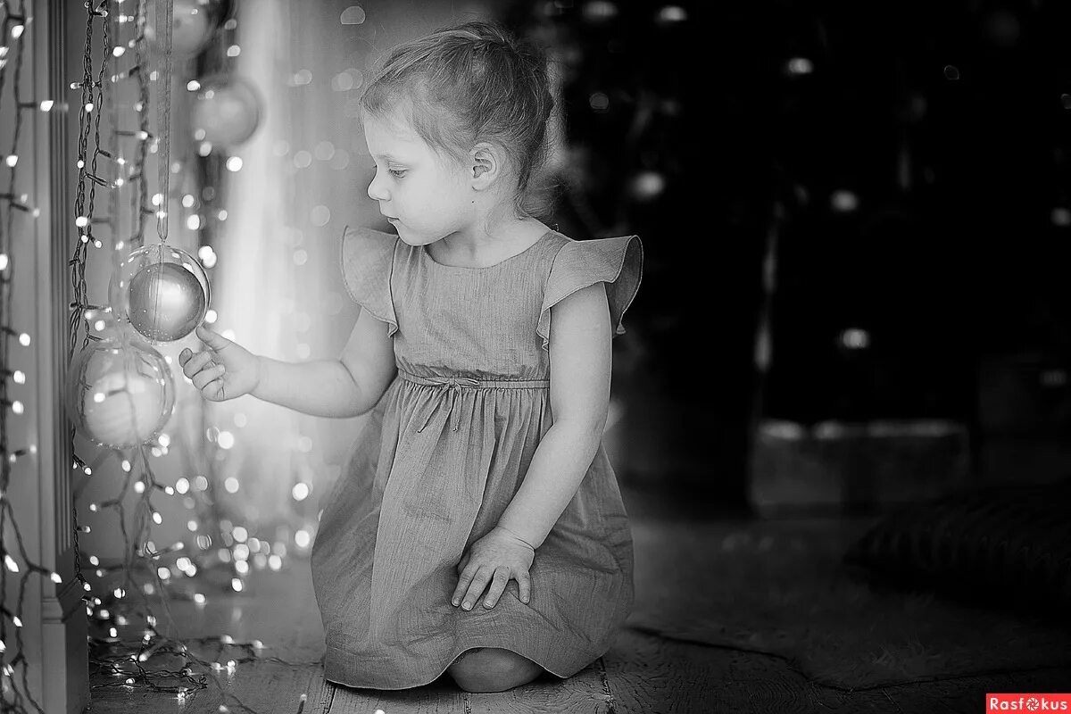 Новогодние фото белые. Новогодняя фотосессия чб. новогодняя фотосессия черно белая. фотосессия чб новый год. черно белая фотосессия новый год.