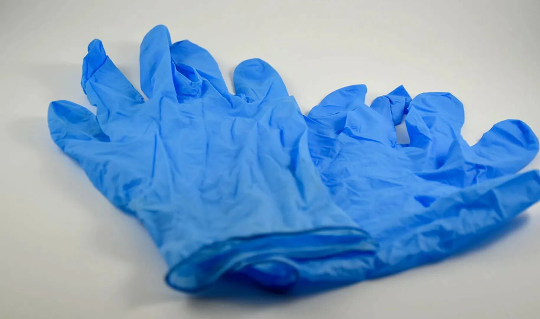 Перчатки с надписями. Использованные перчатки. Здравоохранение перчатки. Одноразовые перчатки коронавирус. Перчатки нитриловые "tian nitril black".