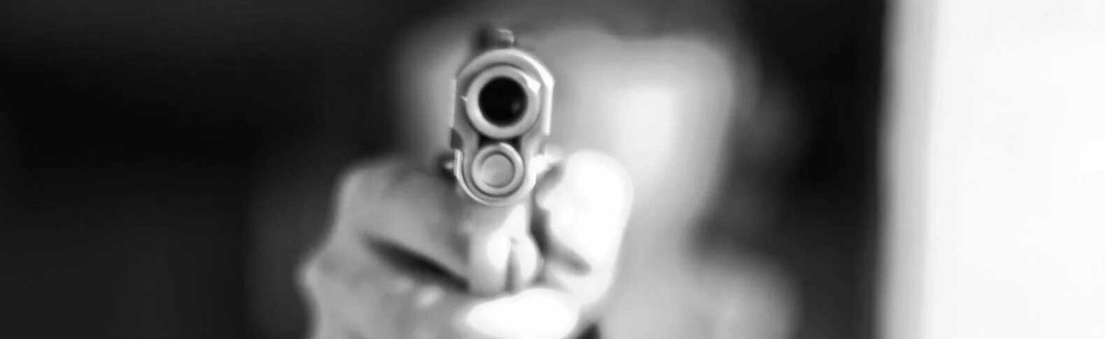 Дуло 10. Дуло у виска. человек с пистолетом у виска. человек с револьвером у виска.