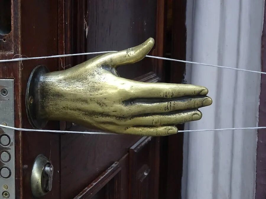 Дверная ручка Рубинштейна. Необычная дверная ручка. Оригинальные ручки для дверей. Необычные ручки для входных дверей.
