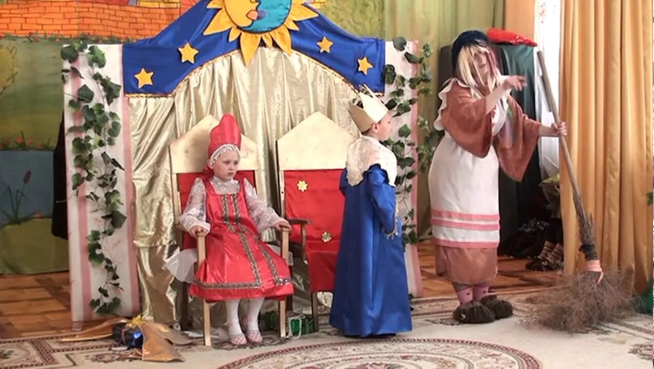 Бабушка на утреннике в детском саду. Баба яга в детском саду. баба яга в детском садике. баба яга на утреннике. баба яга на детском утреннике.