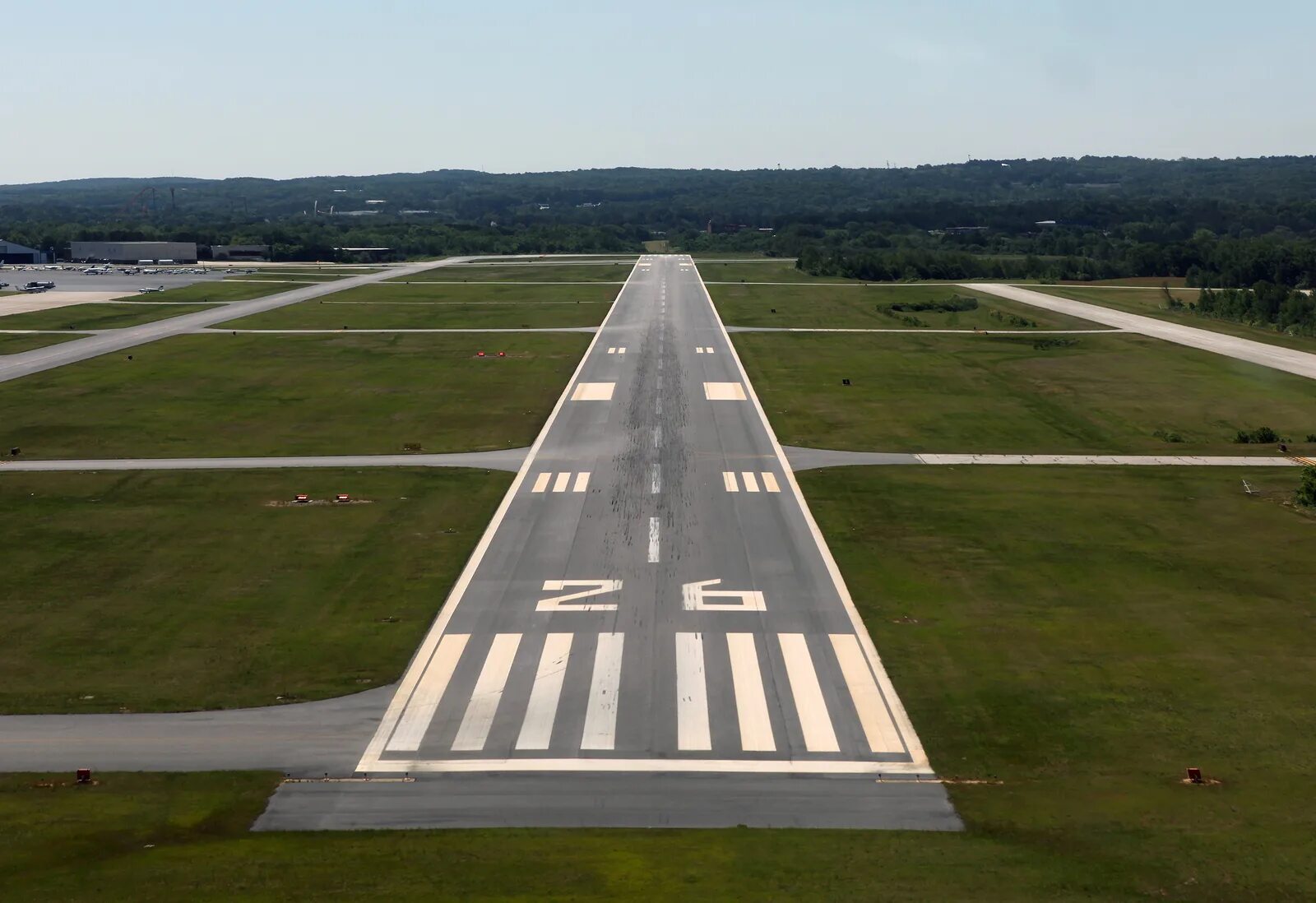 Airport road. Взлетная полоса пос Агой. Дубна взлётная полоса. Взлетно посадочная полоса аэропорта. Взлётно-посадочная полоса аэропорта Гейдара Алиева.