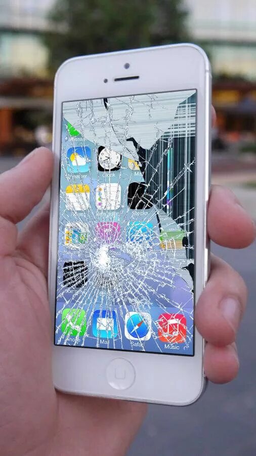 Разбитый экран телефона. Разбитый дисплей. Разбитый айфон. Телефон с разбитым экраном.