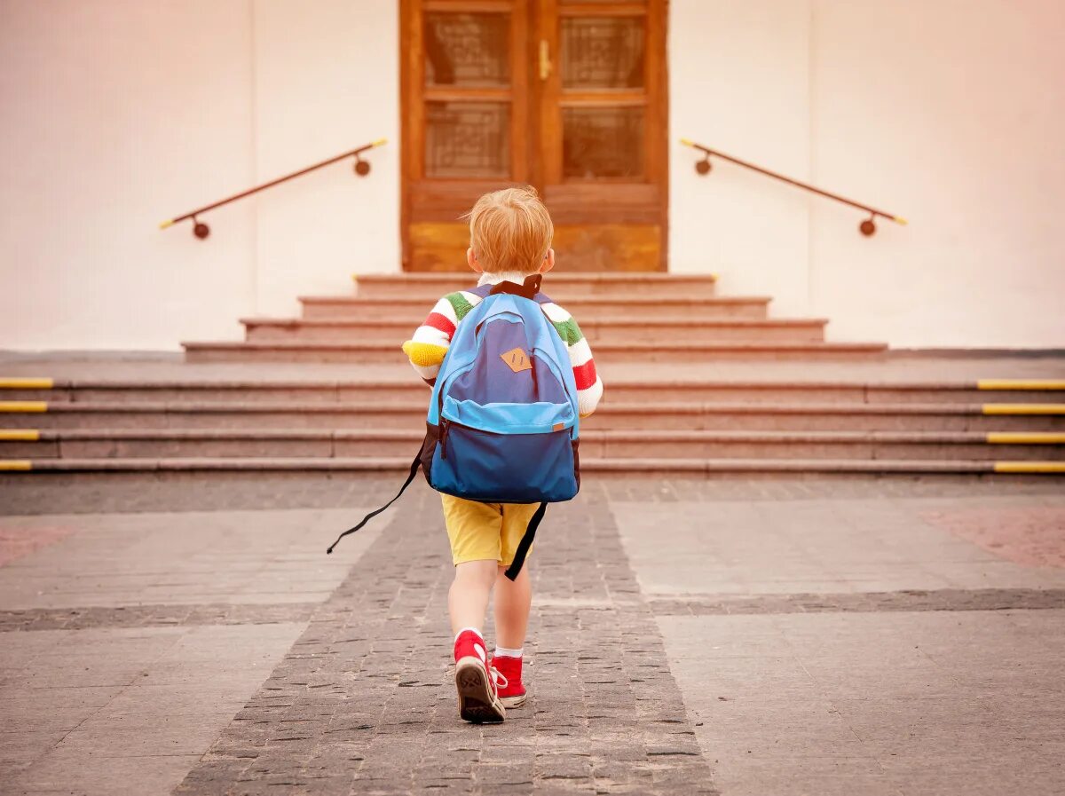 She go to school tomorrow. Идти в школу. Дети идут в школу. Ученик с портфелем. Рюкзак для детей.