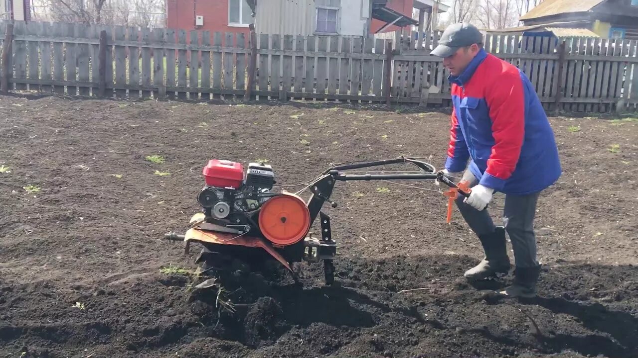 Мотокультиватор с плугом.