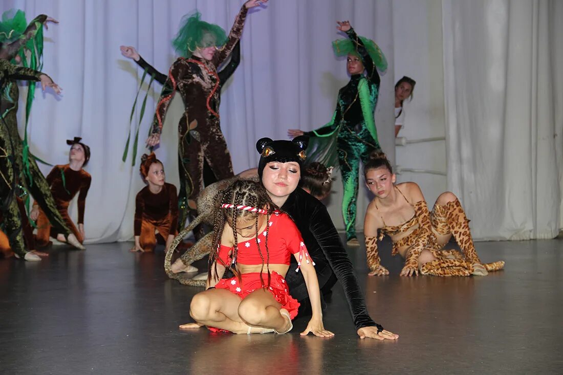 театр танца магия керчь. образцовый театр танца. театр выступление. магия танца королев. концерт образцового театра танца магия.