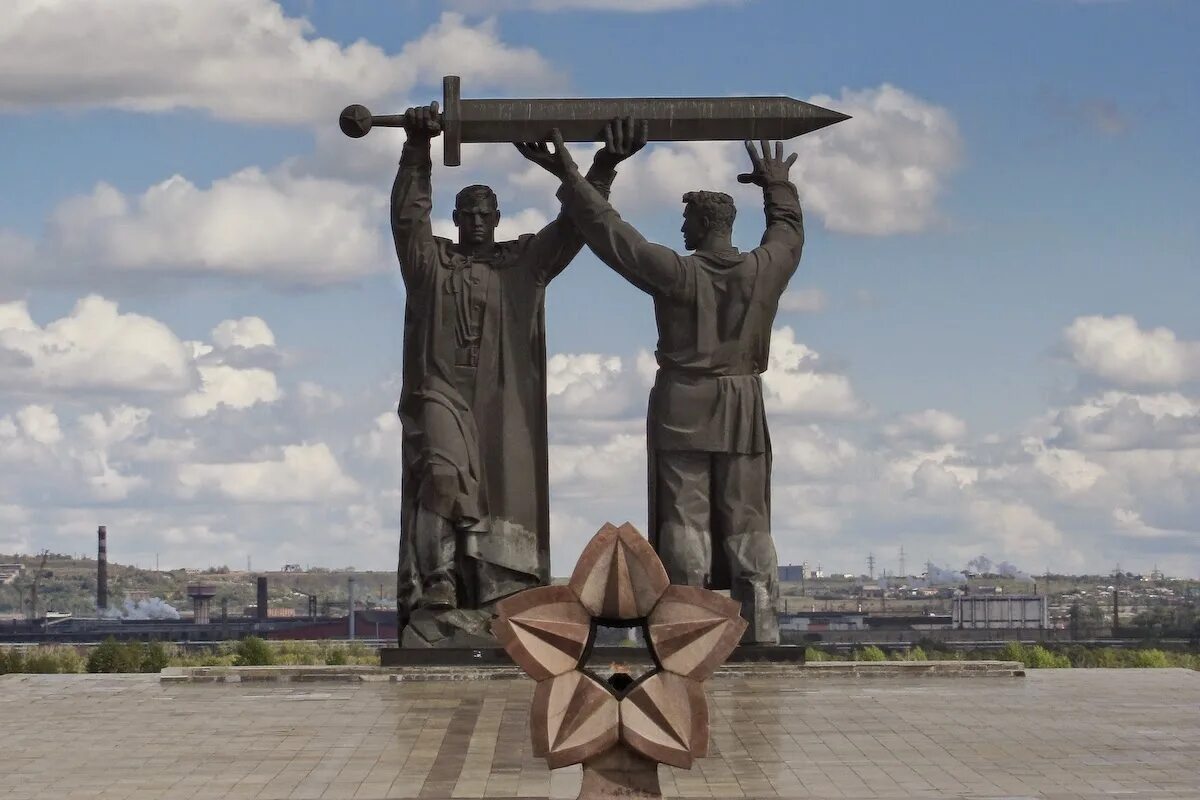 Памятники которые важно сохранить для поколения. Монумент тыл фронту в магнитогорске. памятник «тыл — фронту» в городе магнитогорске.. памятники победы магнитогорск тыл фронту. памятник фронт тылу магнитогорск монумент.