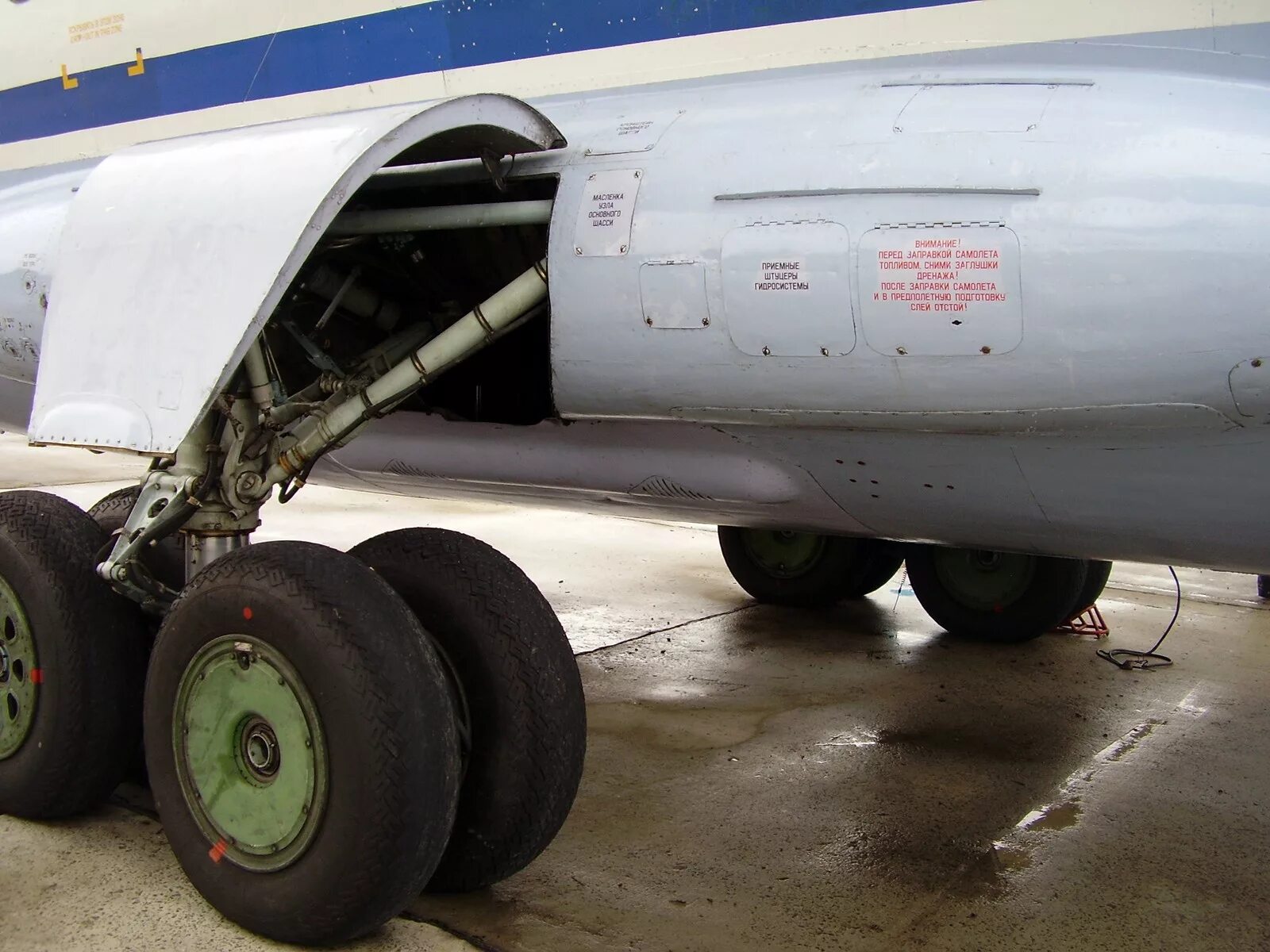 Стойка шасси ан-12. Ан 26 шасси. Колесо шасси ан-24. Колесо шасси ан-2. Ан 124 шасси.