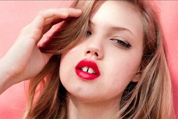 nude eyes, red lips makeup//Indie Punk Goddess Tendencias de belleza, Maquillaje