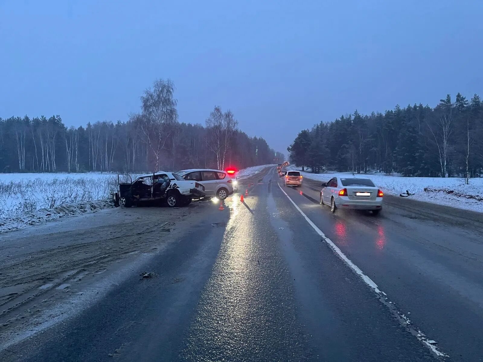 Ваз 2112 серая битая на эвакуаторе. Дтп ковров. Авария в коврове на комсомольской улице вчера. Дтп ковров. Авария на дегтярева в коврове.