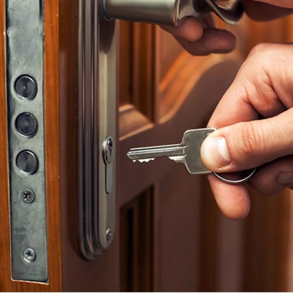 Как открыть двери если потерян ключ. Вскрыть межкомнатную дверь. Взламывание дверного замка. Установщик дверных замков. Вскрытие дверных замков.