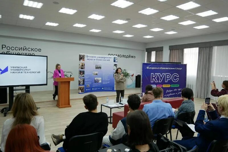 студент с компьютером. обучающие курсы 2023. учебная группа студентов. курсы тренинги. богатырев андрей витальевич.