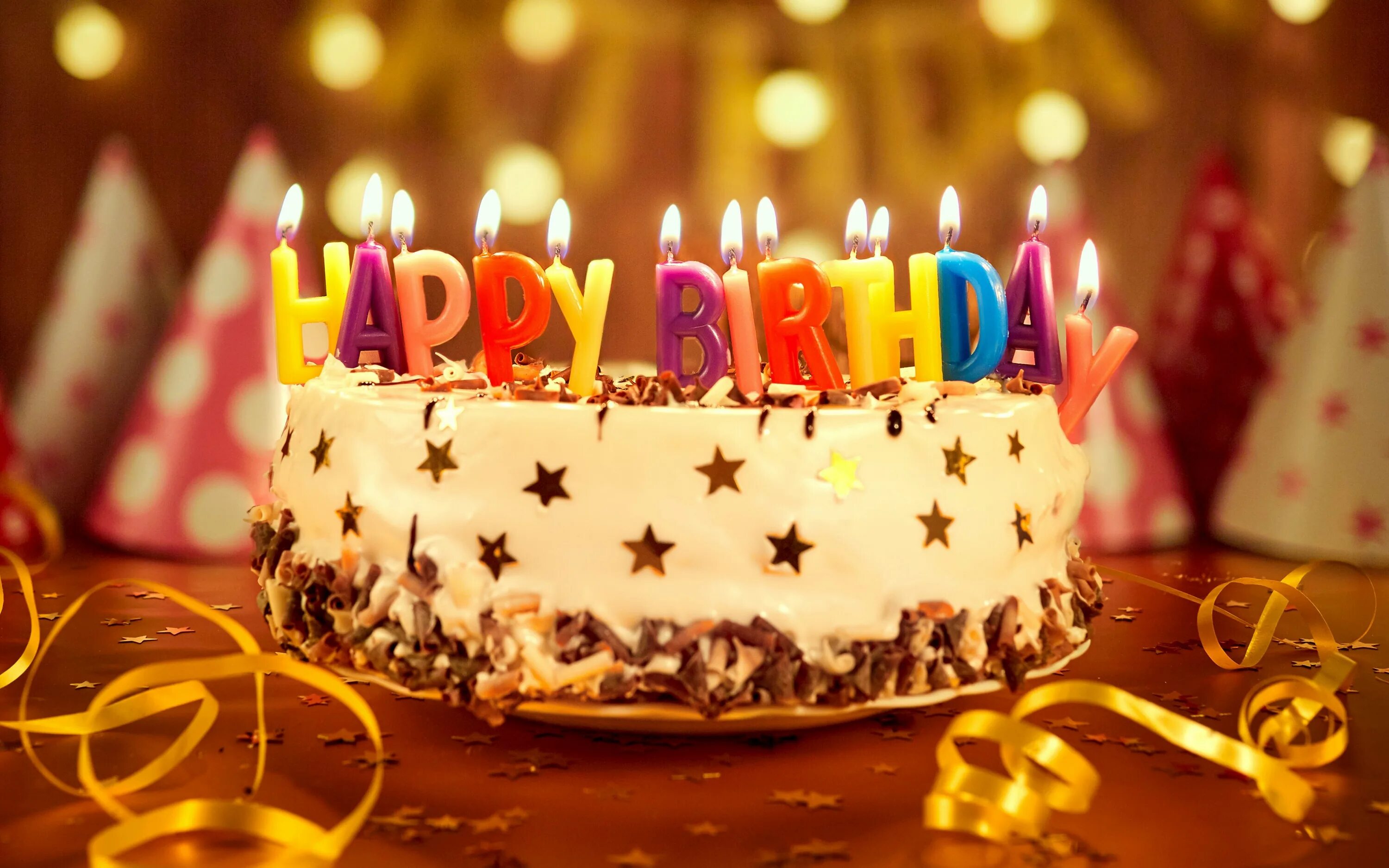 День рождения 4 января. Торт с днем рождения!. Открытка с днём рождения торт. Скидка именинникам. Торт со свечками.