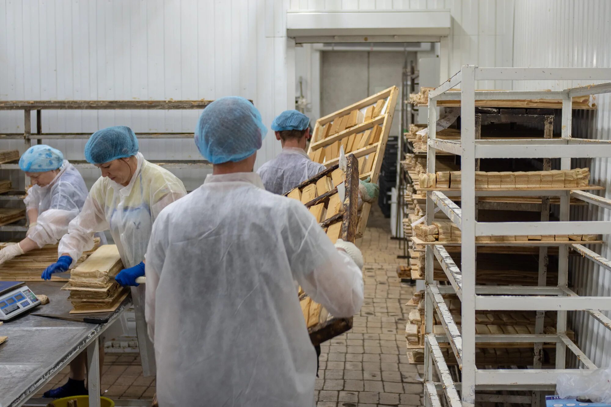 Белёв завод белевская пастила. Белевская пастила музей белев. Как делают белевскую пастилу. Белевские шила. Белевская пастила завод в белеве.