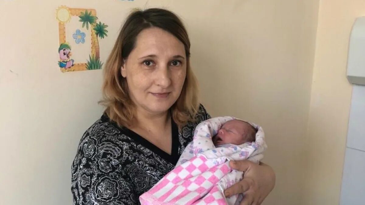 Девочка родила в 8. Женщина родила девочку. женщины родившие в 47 лет. женщины родившие в 42 года. родить в 46 лет.