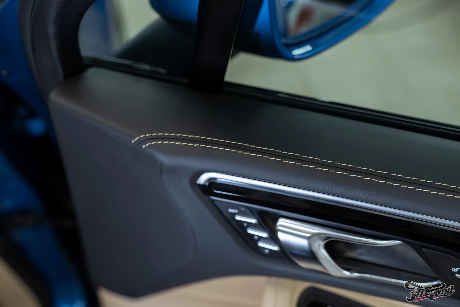 Porsche Macan. Перетяжка потолка в алькантару. Установка универсальных доводчико