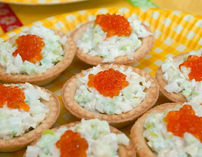 Тарталетки с плавленным сыром и красной икрой. Пиколини тарталетки. Тарталетки с Альметте и семгой. Фаршированные тарталетки с красной икрой