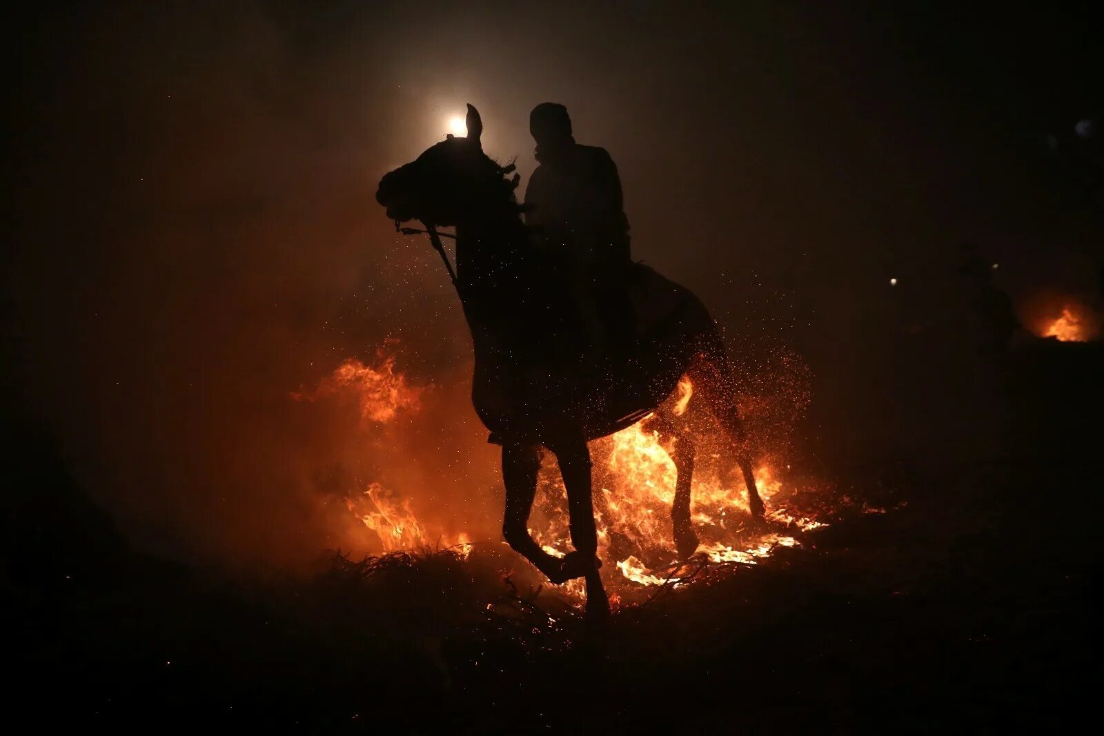 Обряд женщина в коне. Всадник на коне. Всадник в огне. Ночной всадник. Всадник на коне ночью.