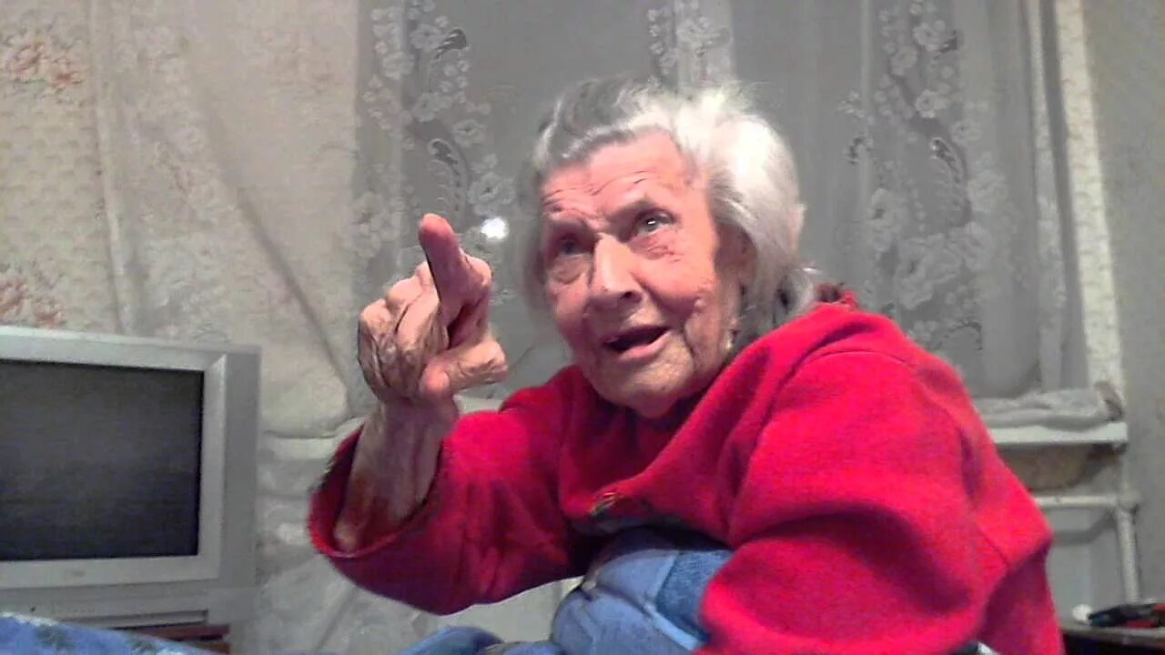Современные бабушки песня стали. Бабушка 93 года. Бабка Алка и Нинка.