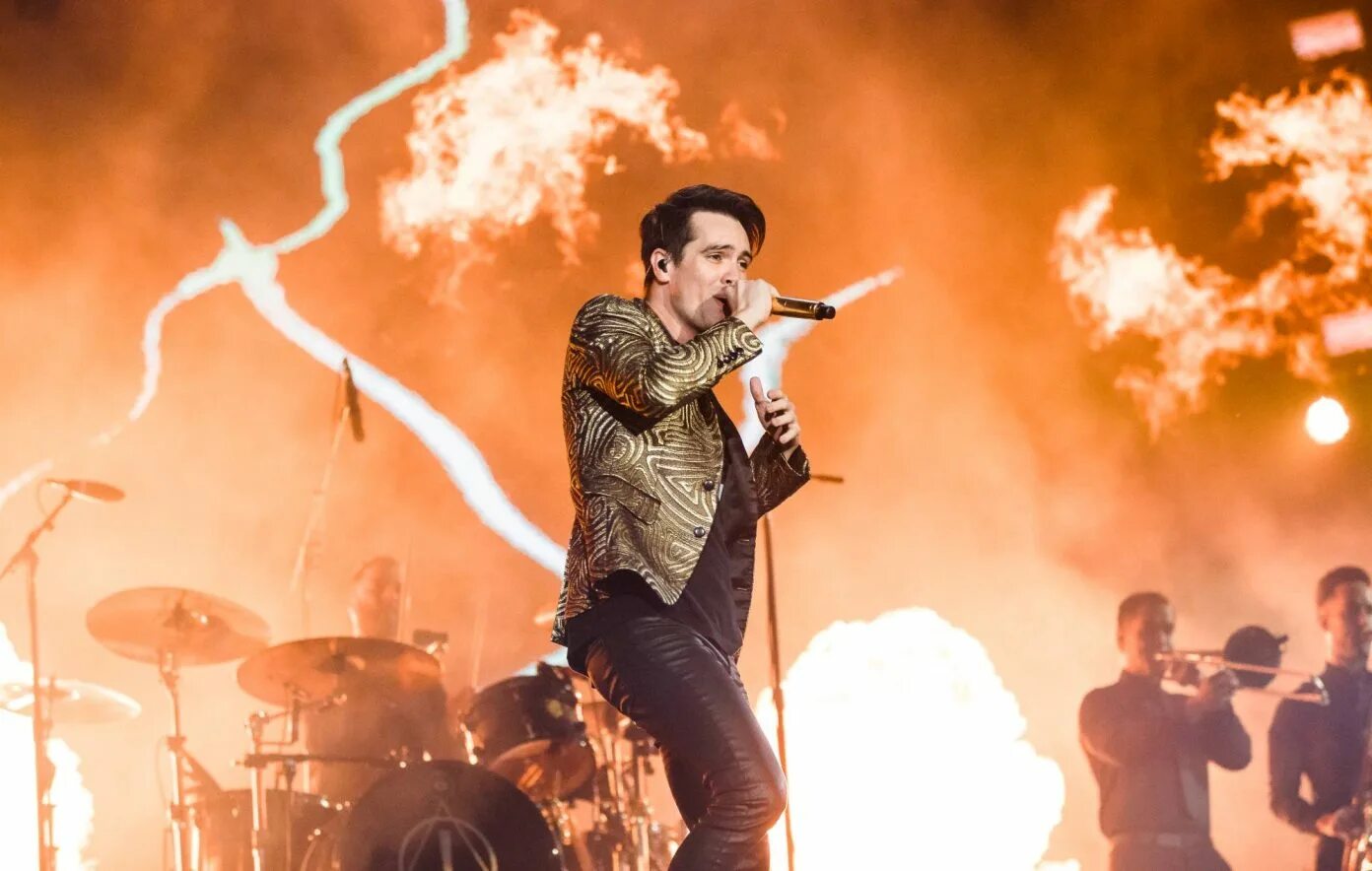 Panic at the disco lying is. Паник эт зе диско. группа panic! at the disco. panic at the disco 2025. panic! at the disco фронтмен.
