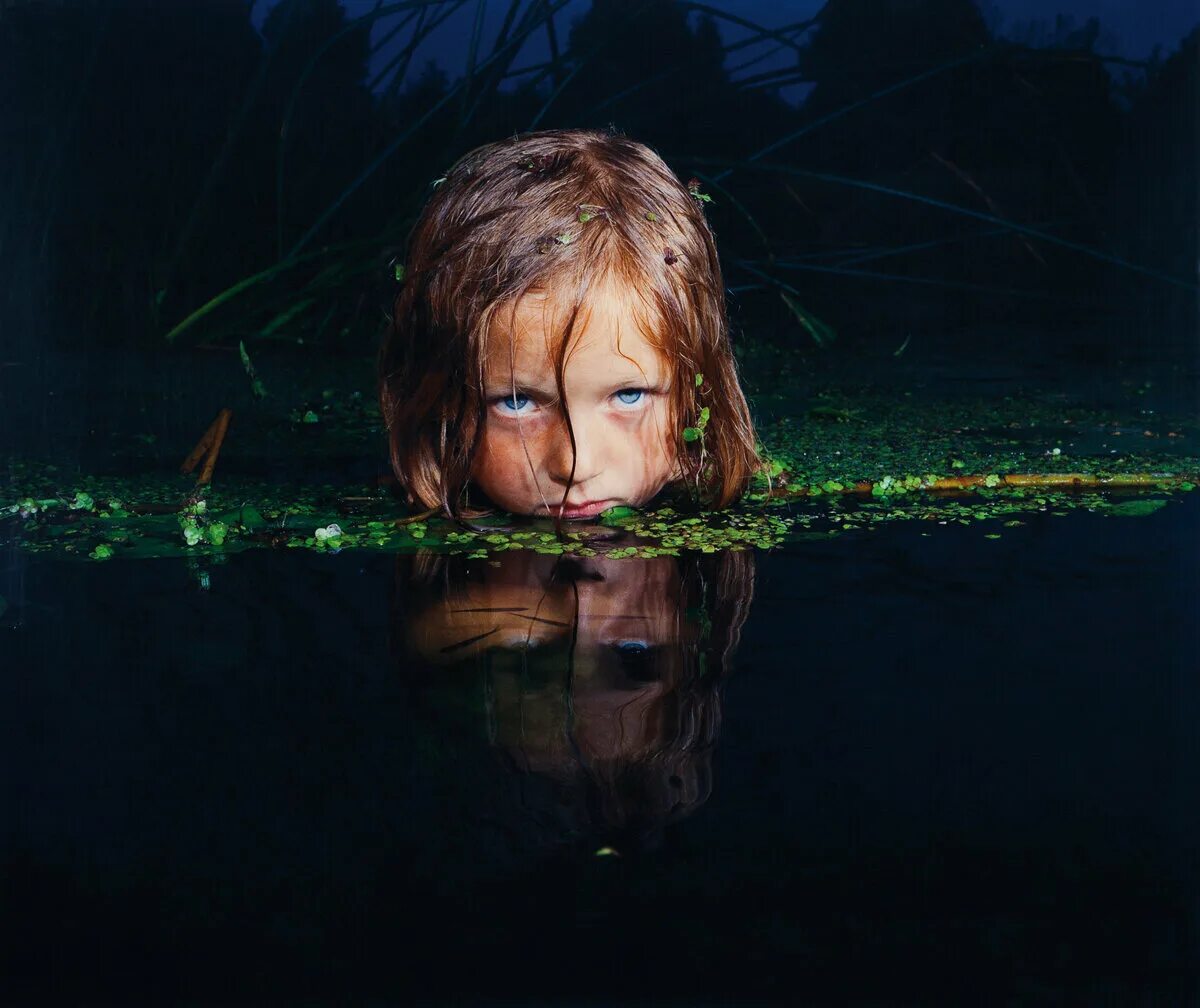 Девочка в болоте.