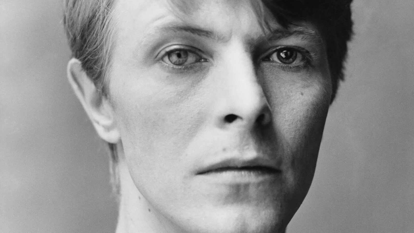 Дэвид боуи на купюрах великобритании год. Дэвид боуи. david bowie дэвид боуи. дэвид боуи молодой. дэвид боуи глаза.