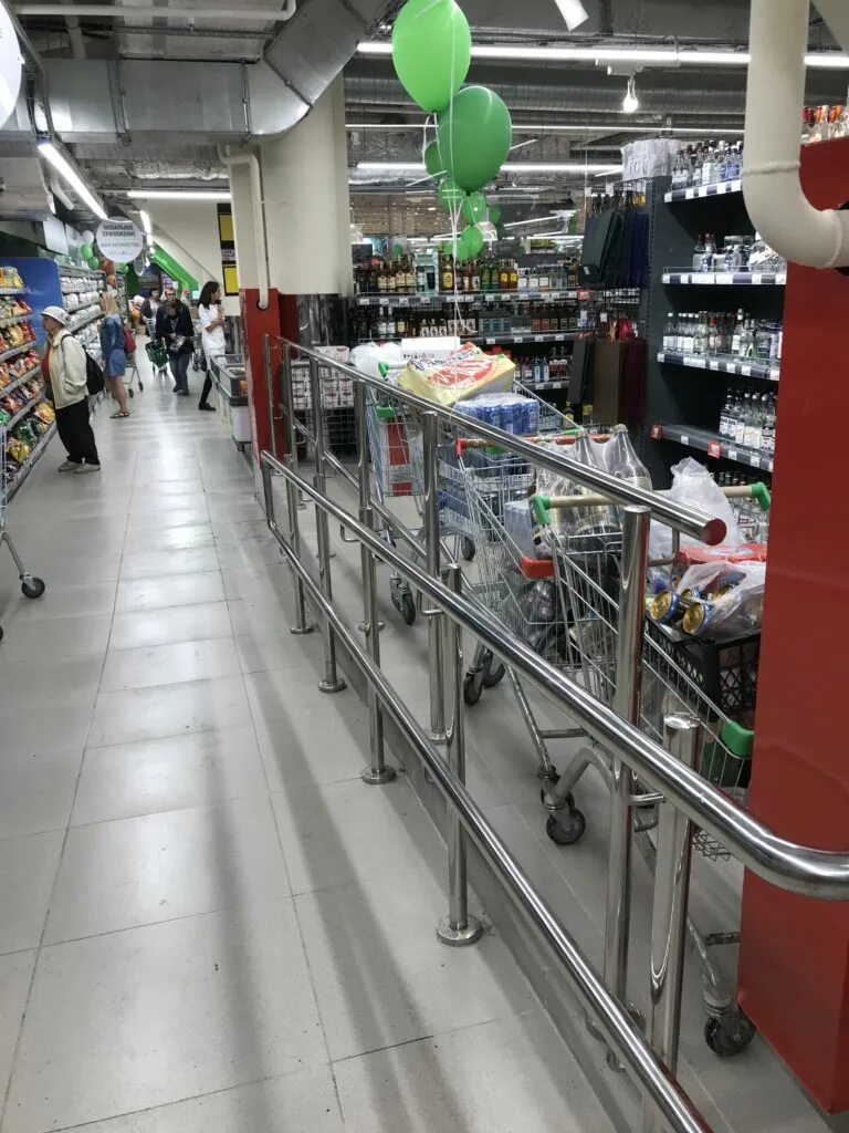 перекресток самообслуживание кассы самообслуживания. гипермаркет перекресток.