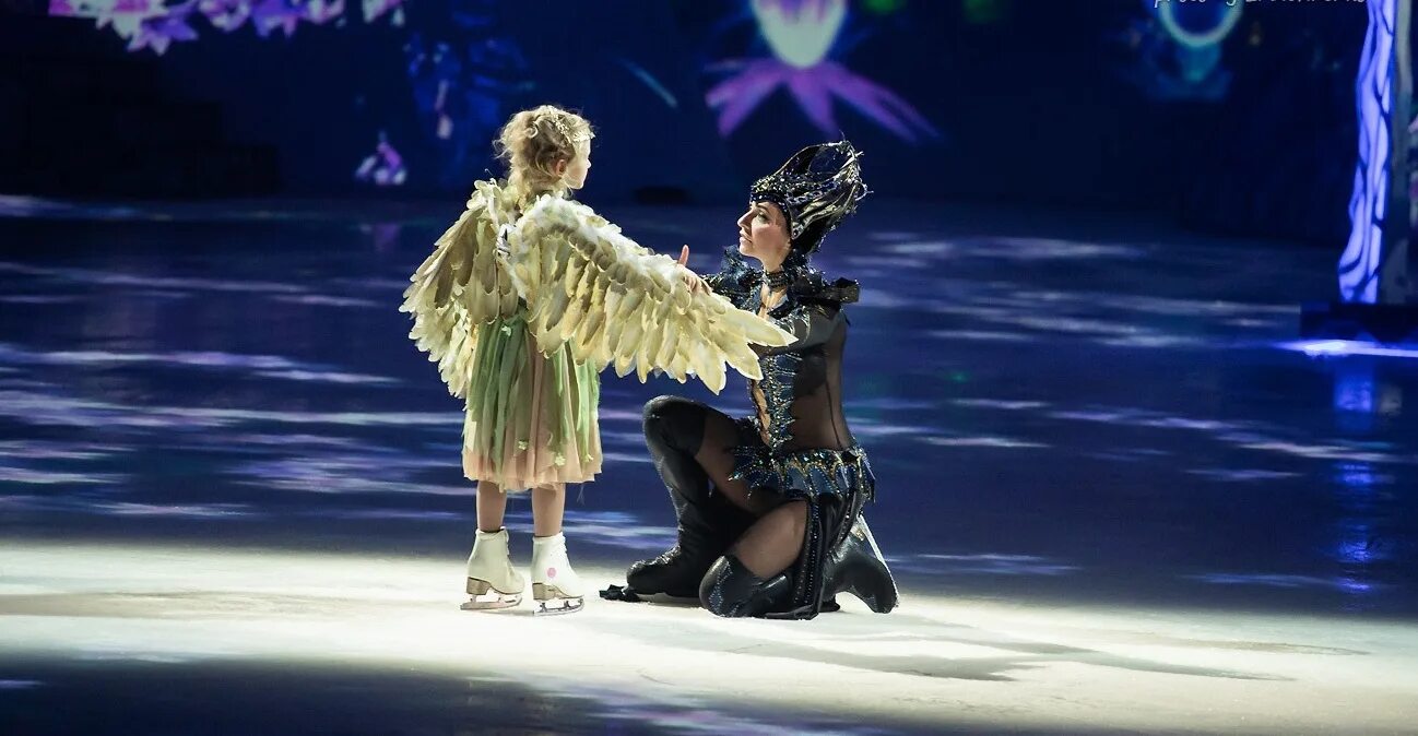 Ледовое шоу снежная королева ильи авербуха. Шоу авербуха снежная королева. Ледовое шоу снежная королева ильи авербуха. Ледовое шоу disney on ice. Снежная королева театр на катке.