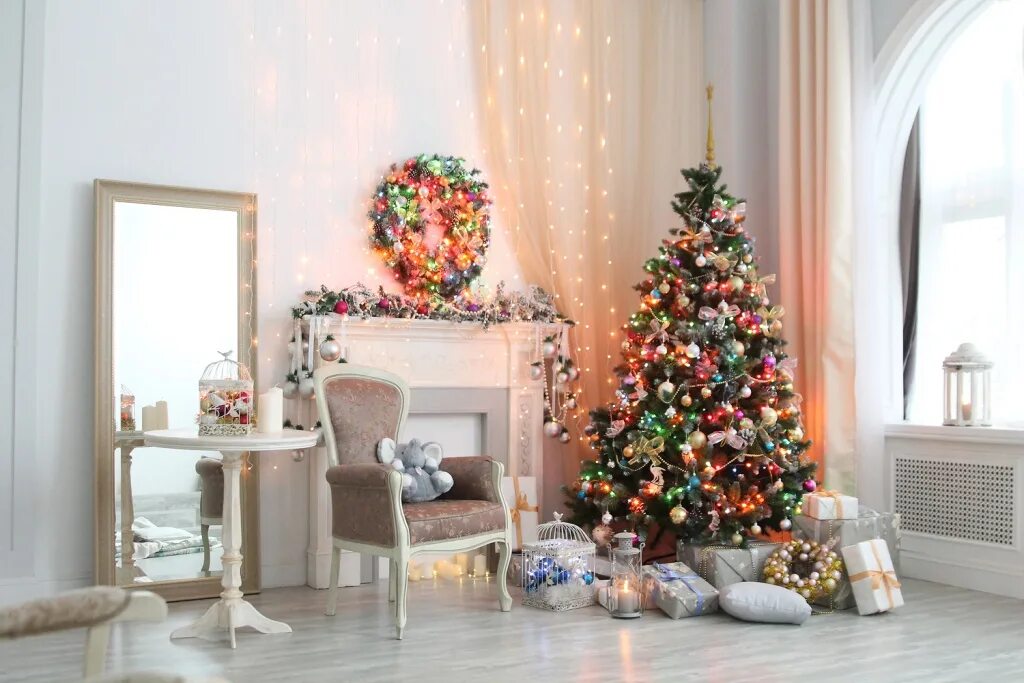 новогодний интерьер 2023. новогодний декор гостиной. красивая новогодняя елка. Jonathan adler новогодний интерьер. цвета нового года 2024 интерьер.