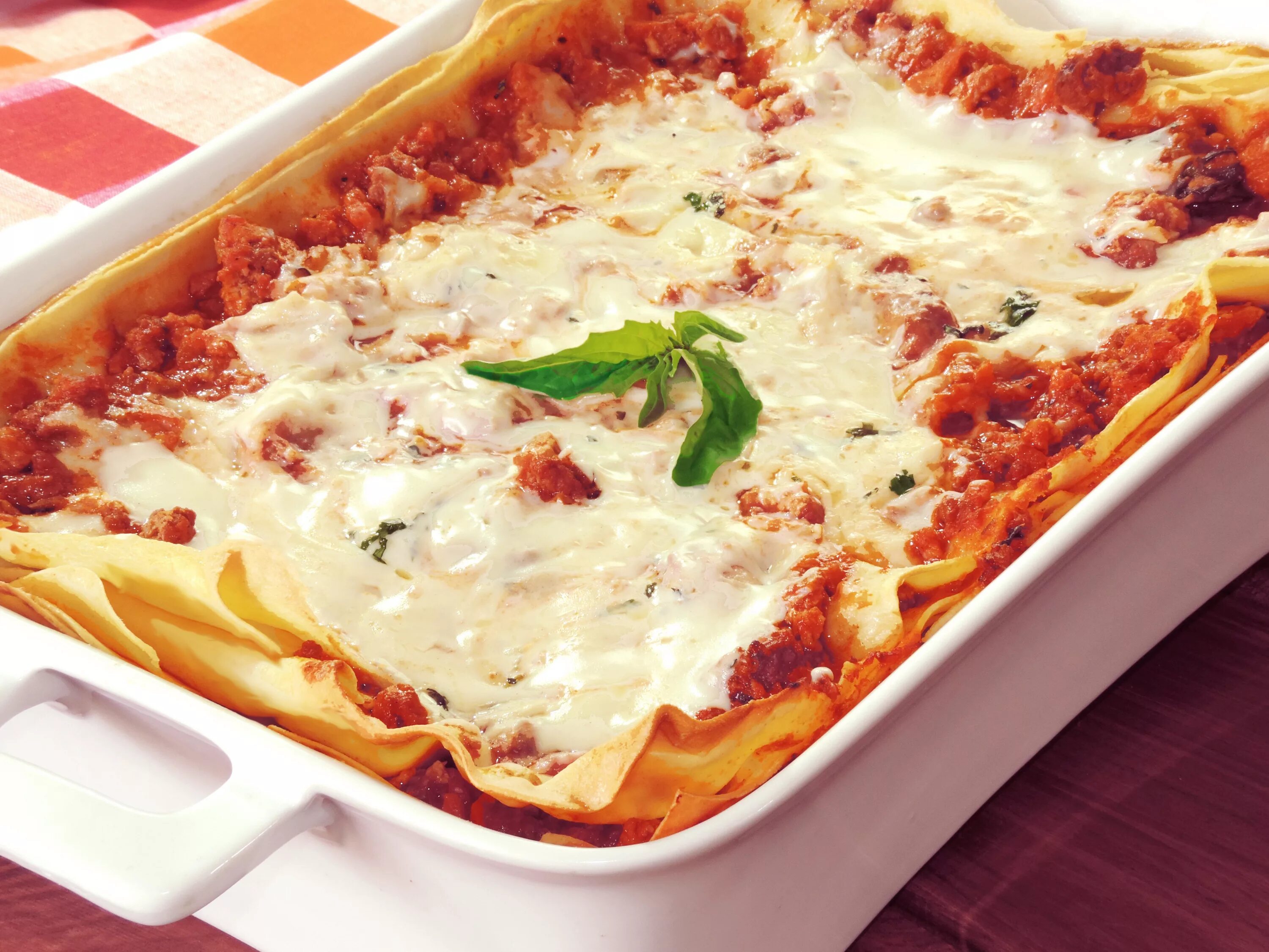 лазанья пармиджано. лазанья с сыром. лазанья болоньезе с соусом бешамель. национальное блюдо италии лазанья. греческая кухня мусака.