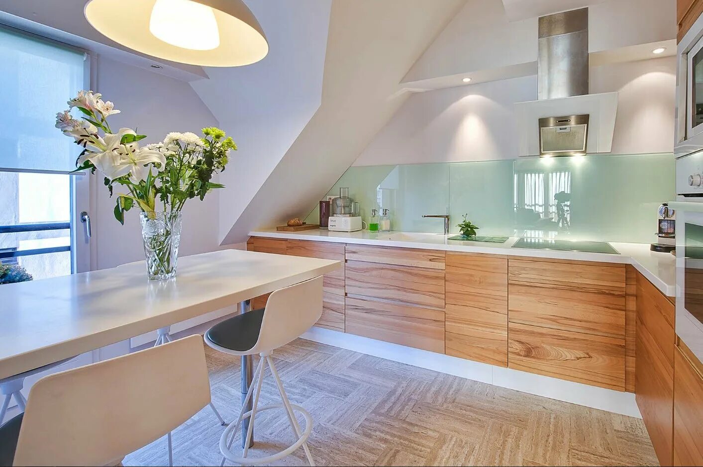 современные кухни. интерьер кухни в частном доме. кухни модные тенденции. современная кухня в доме. модный интерьер кухни.