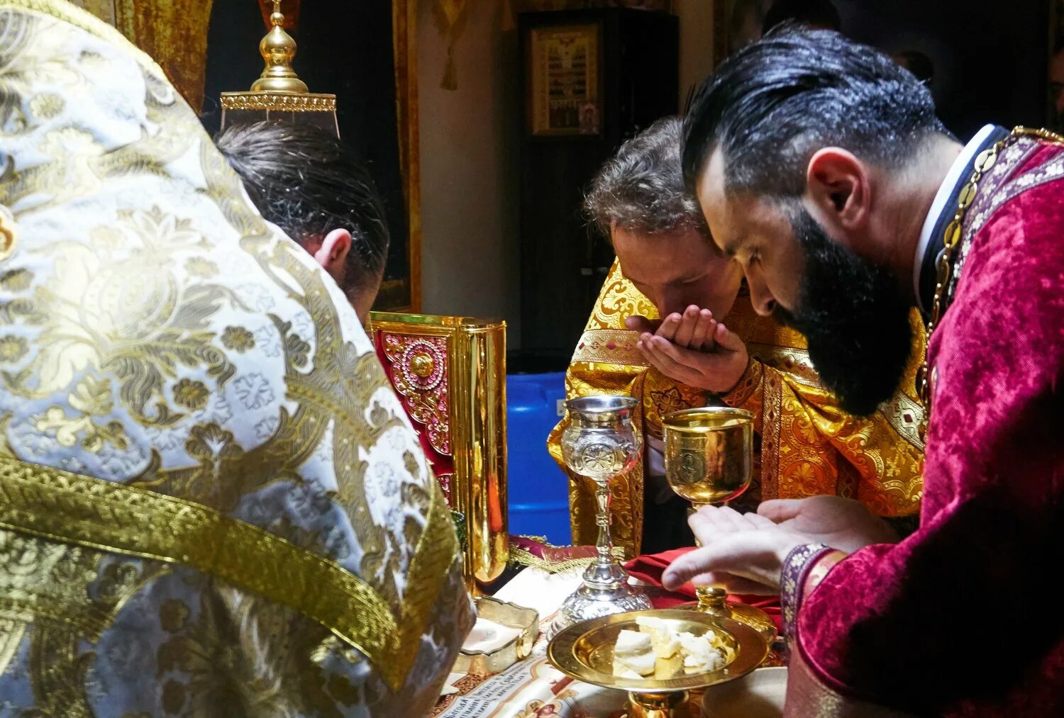 Причащают ли в пост. Таинство Евхаристии. Таинство Причащения в православной церкви. Литургия причащение Исповедь. Таинство причастия Евхаристия.