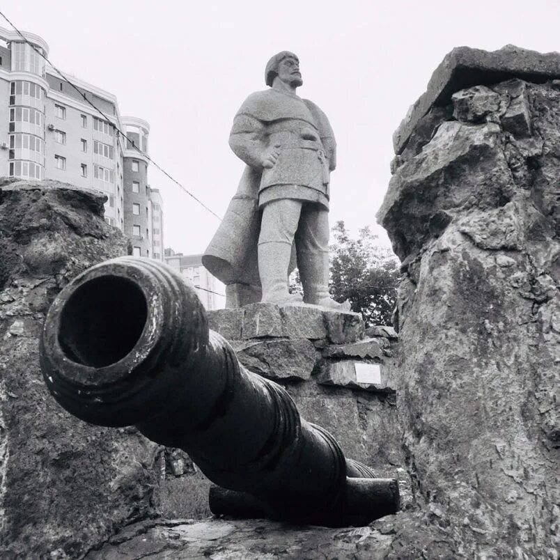 Памятник пугачева саранск. Памятник емельяну пугачёву саранск. памятник е пугачеву саранск. памятник пугачева в саранске. емельян пугачев в саранске.