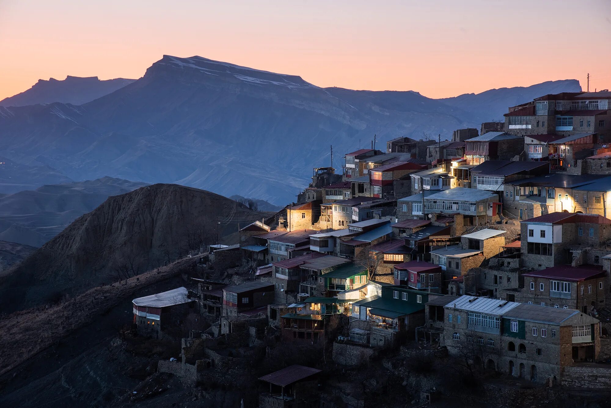 Аул призрак в дагестане. Дом правительства в республике махачкала. Селение кубачи дагестан. Дом правительства дагестана в махачкале. Аул чох (гунибский район).