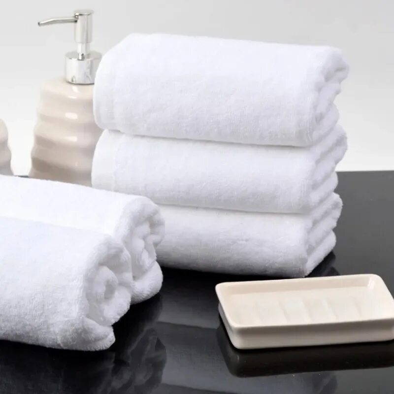 Производство махровых полотенец. Полотенца в ванной. Полотенце махровое. Полотенце махровое белый. Белоснежные полотенца.