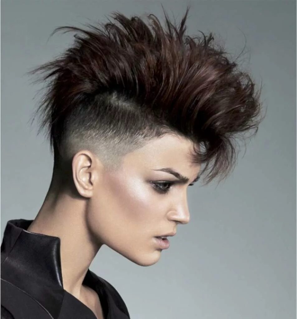 Короткие креативные прически. Стрижка пикси гаврош. Короткие креативные прически. Ультракороткая стрижка гаврош. Рваная пикси стрижка.