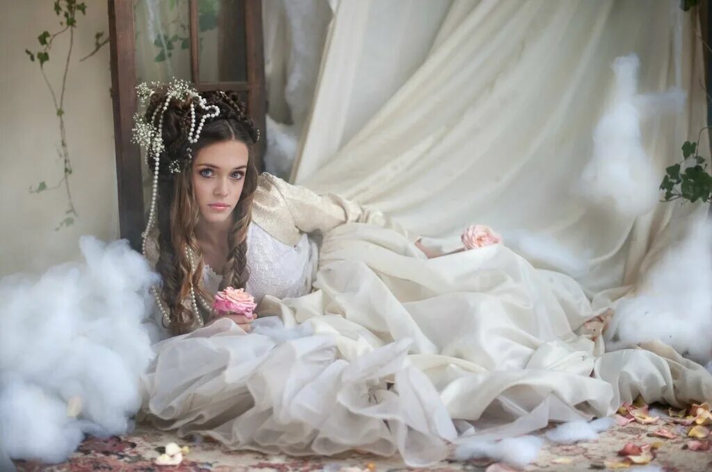 Нежная принцесса мамба. Маленькая принцесса в мантии. Нежная принцесса мамба. Блондинка в розовом платье в кресле. Нежная принцесса.