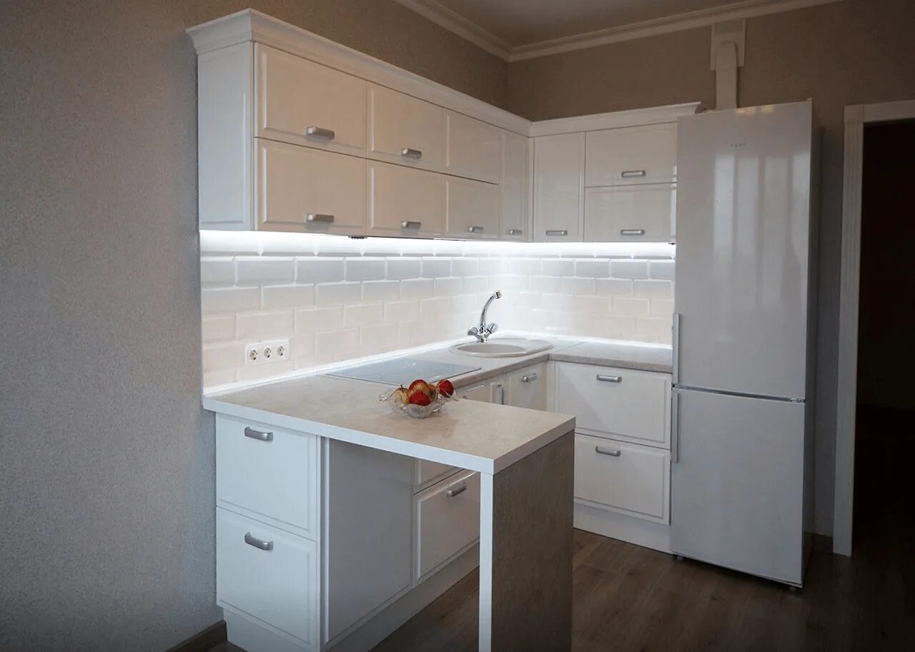 Кухня без холодильника. Кухня угловая белая. Кухонный гарнитур белый. Кухня встроенная белая. Угловая кухня с холодильником.